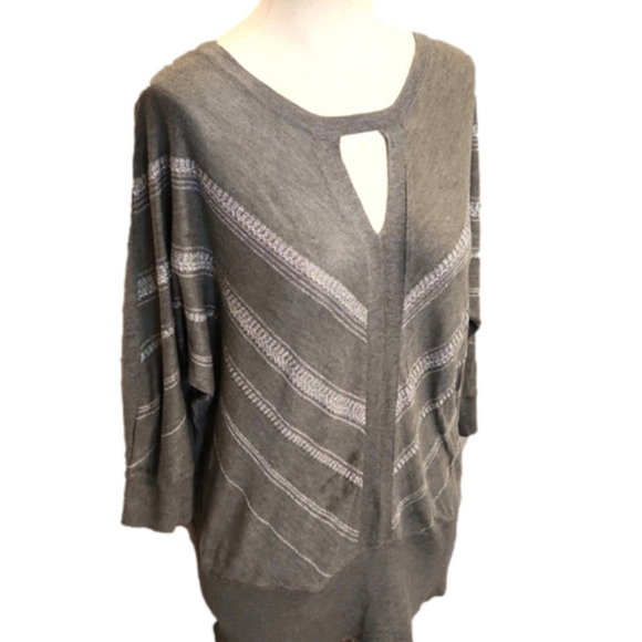 WOMENS New York & Co gray with silver cut out quarter sleeve top size Medium. - Picture 4 of 15